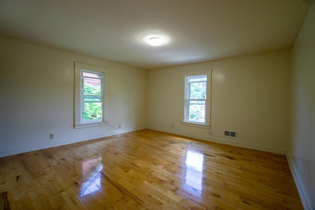 Building Photo - Available 8/1/26 - Single Family Home With...