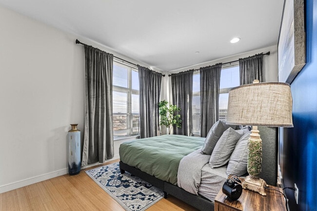 Building Photo - 601 Albany St