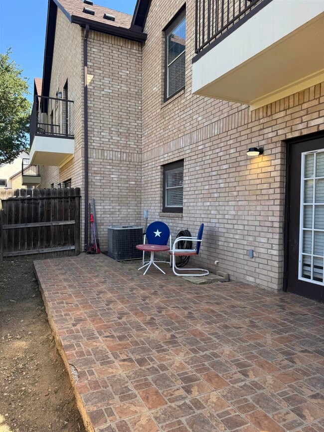 Building Photo - 2445 Monarch Dr