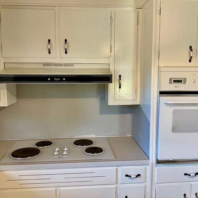 Building Photo - Brick Ranch Style home with 3 Bedrooms, 2.5 Baths, Full Unfinished Basement In Iron Station NC