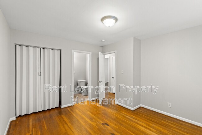 Building Photo - 3560 Lansdowne Dr