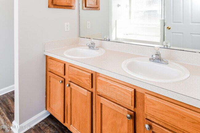Building Photo - 6639 Leslie Oaks Ln