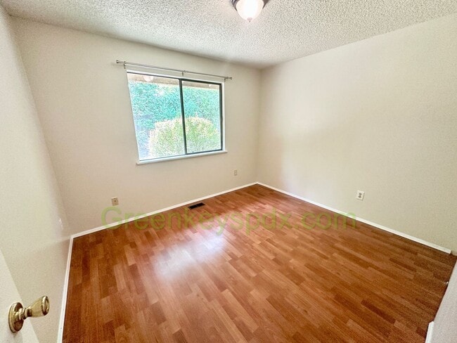 Building Photo - Gorgeous 4 Bedroom 2 Bath with Fully Fence...