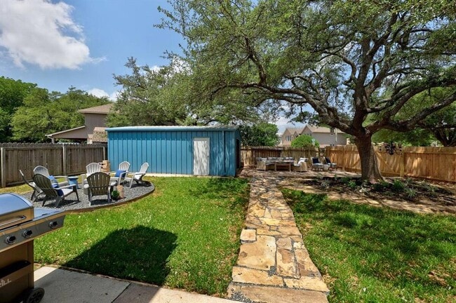 Building Photo - 901 Oakcrest Cir