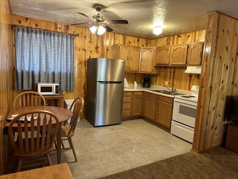 Building Photo - 237 E White Mountain Blvd