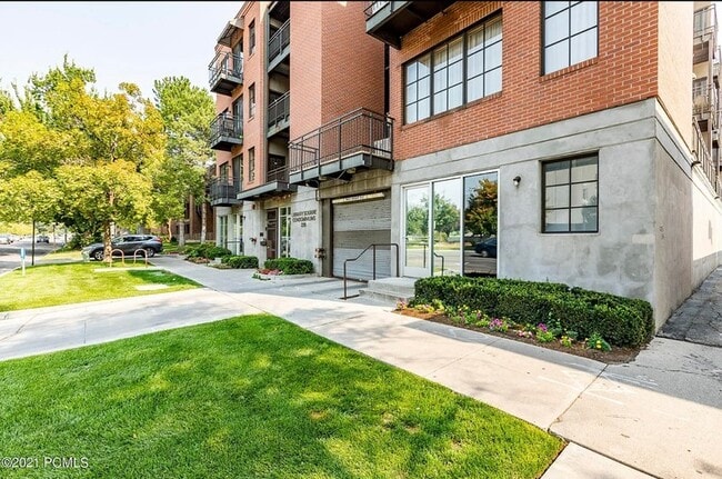 Building Photo - 228 E 500 S
