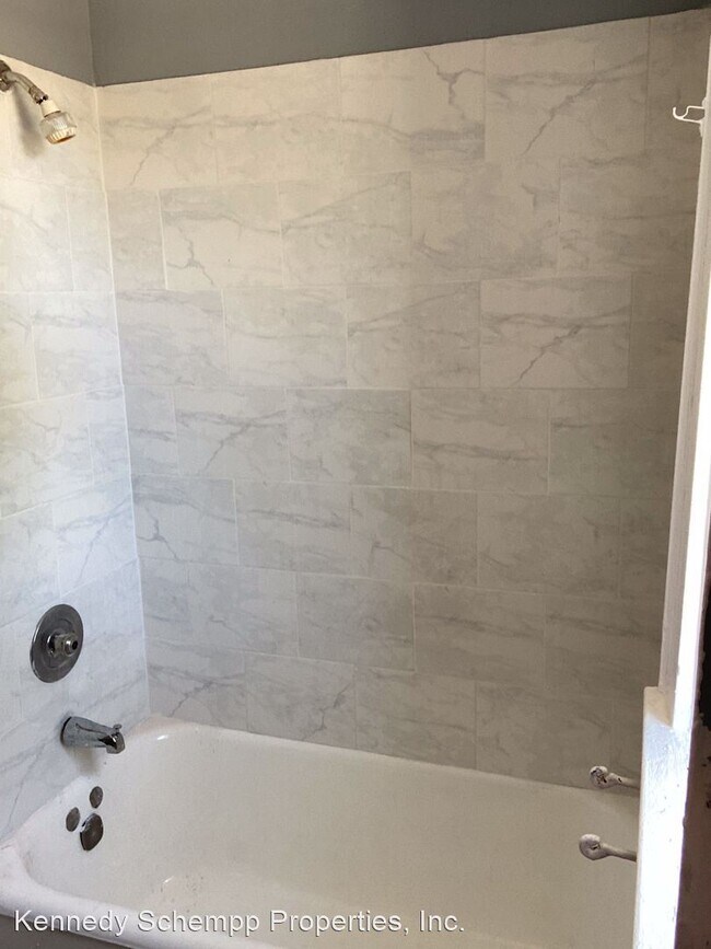 Building Photo - 820 E Converse St