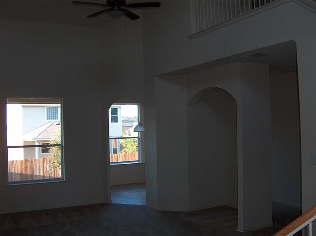 Building Photo - 2206 Sweet Clover Dr