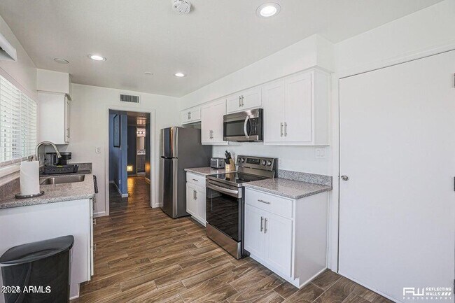 Building Photo - 401 Paladin Cir