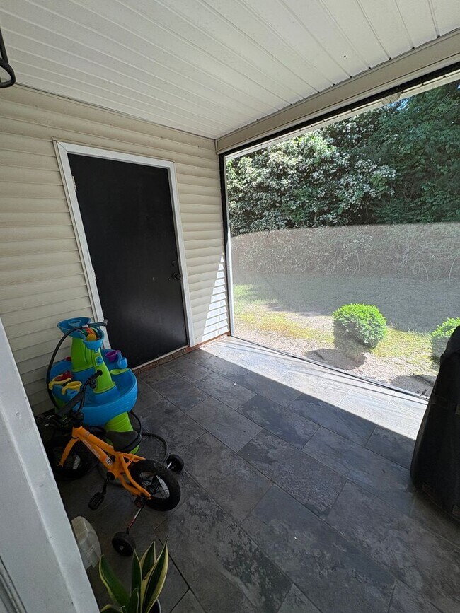 Building Photo - Lovely 2 bedroom 1.5 Bath