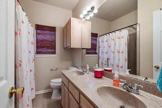 Building Photo - 1006 Oaklands Dr