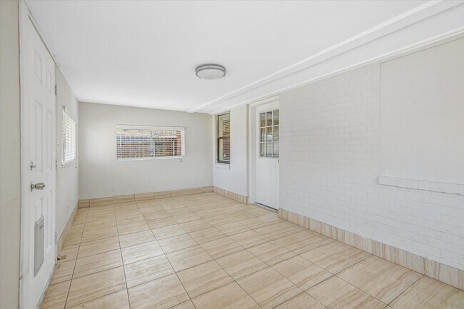 Building Photo - 501 Ladd St