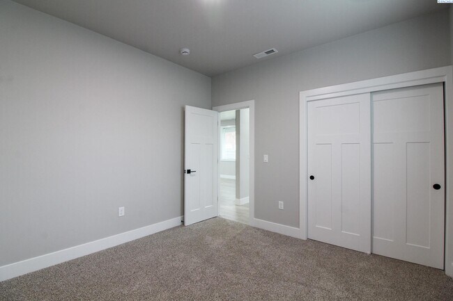 Building Photo - 3 Bedroom, 2 Bath Pasco Townhouse