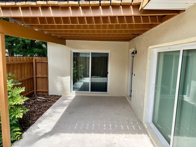 Building Photo - Fully Remodeled - 2/2 Townhome in Central ...