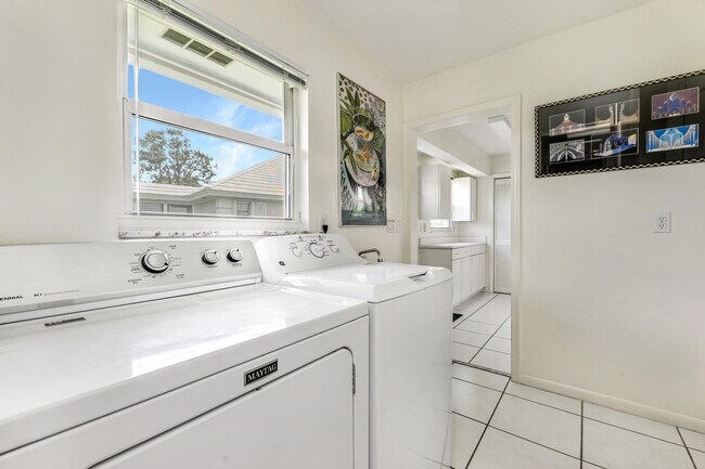 Building Photo - 450 French Royale Cir
