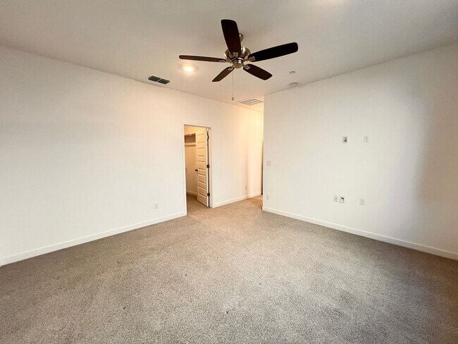 Building Photo - Northwest Bakersfield