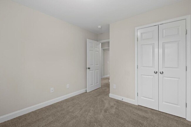 Building Photo - Beautiful Townhome!