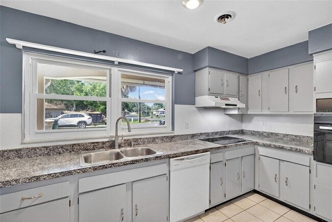 Building Photo - 2622 SW 35th Ave