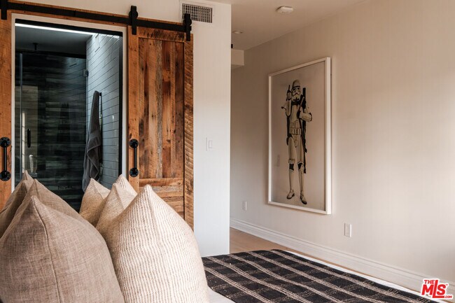 Building Photo - 18875 Pasadero Dr