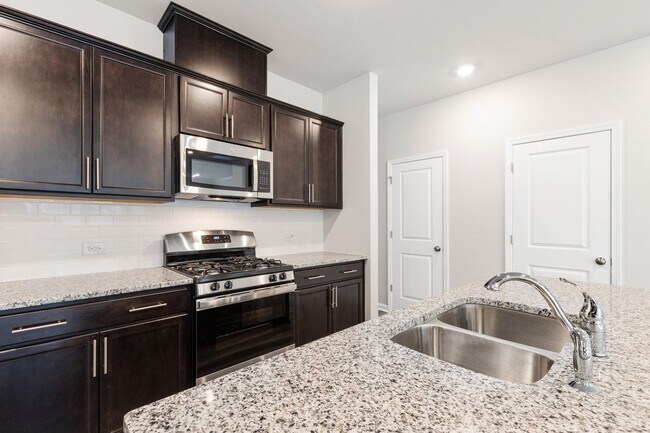 Building Photo - Move-In Ready 4-Bedroom Townhome in Rosedale!