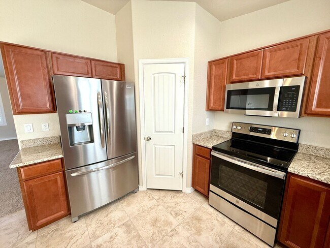 Building Photo - Great 4 Bedroom Home with Drive Through Side Gate!