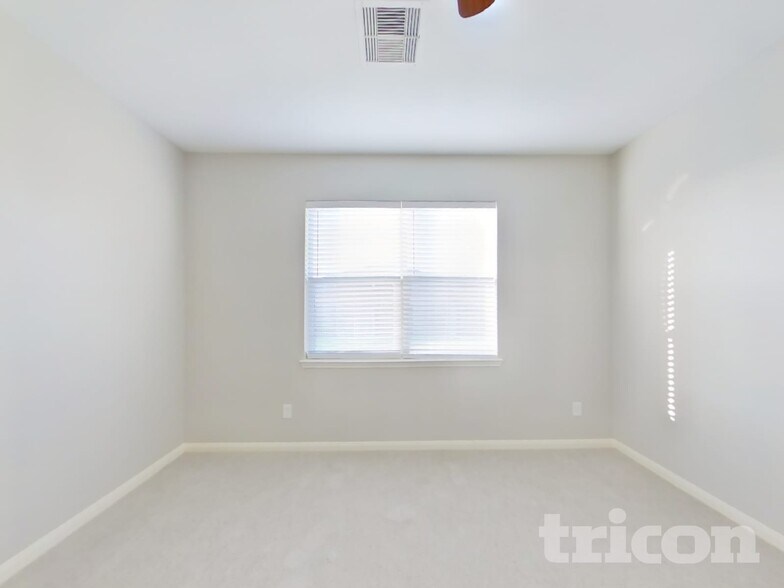 Building Photo - 1502 Tulip Ln