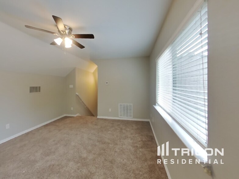 Building Photo - 716 Lakeview Dr