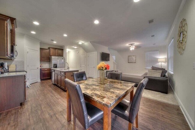 Building Photo - 710 Red Cedar Ct