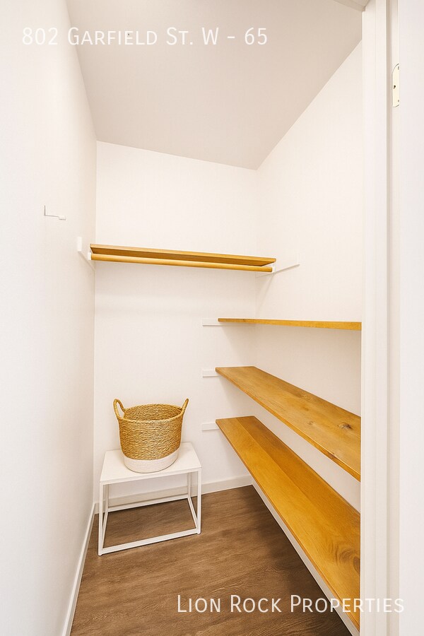 Building Photo - 802 Garfield St W