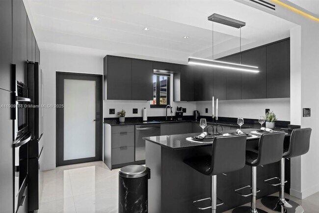 Building Photo - 1101 N 14th Ave