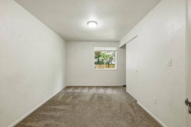 Building Photo - MOVE IN READY NOW!! 4 bed 1 bath on shy half acre! North Thurston School District