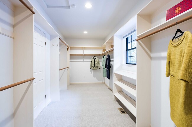 Building Photo - Luxurious Short Term Lease in Atherton: Ov...