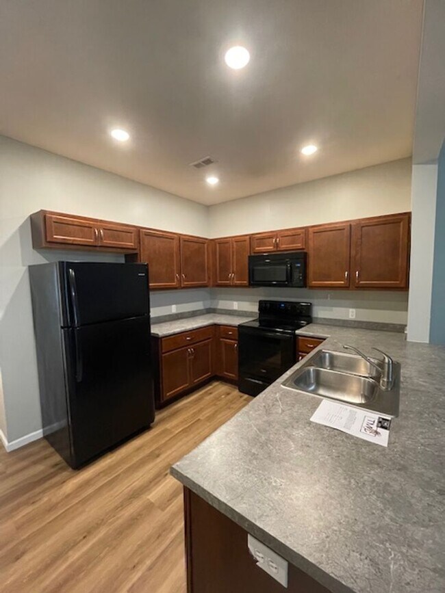 Building Photo - 208 Tyler St