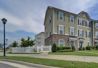 Building Photo - READY 08-17-26l!! A 3-Bedroom Townhome w/Garage in Culpepper Landing! Community Pool, Dog Park, P...