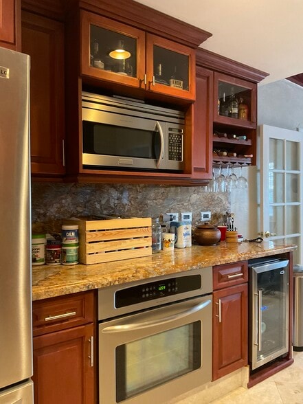 Granite stone kitchen counter tops. High quality appliances. - 6364 SW 33rd St