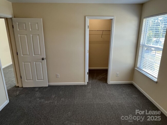 Building Photo - 242 Summit Park Ct