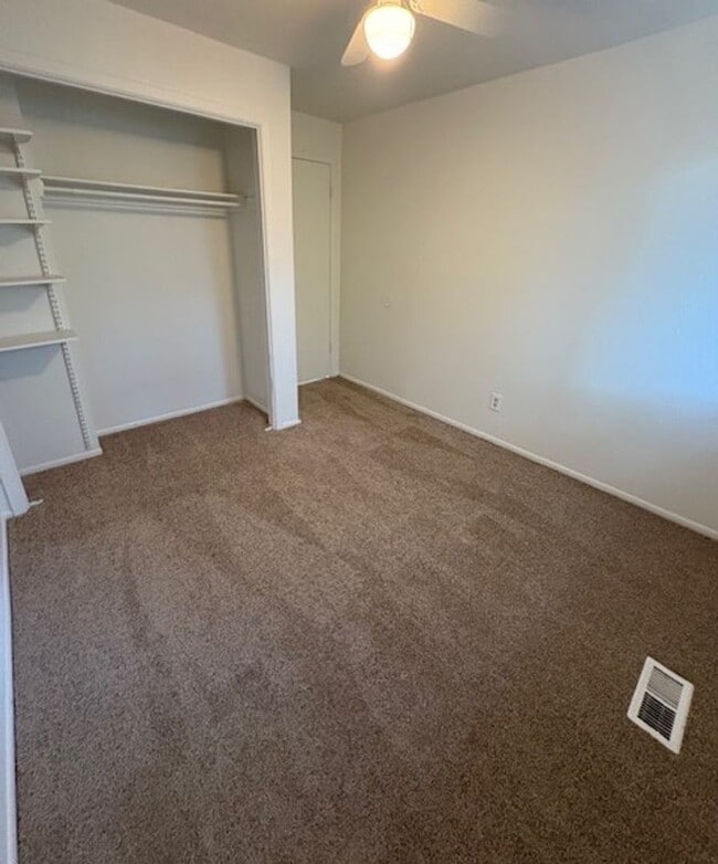 Building Photo - 3 Bedroom Townhome in Sandy!