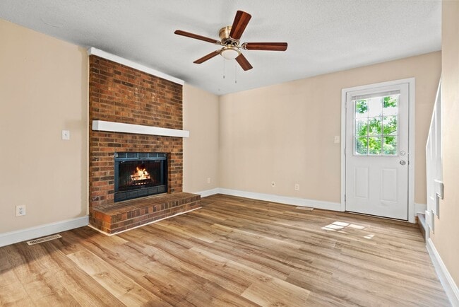 Building Photo - Lovely 2 Bedroom End Unit Townhome in NE R...