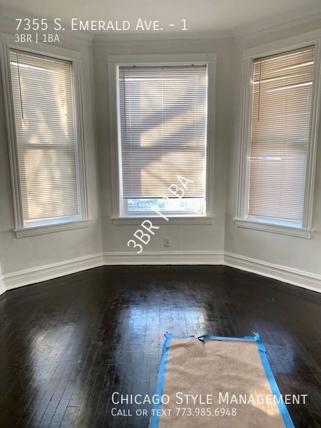 Building Photo - Generous Living Space