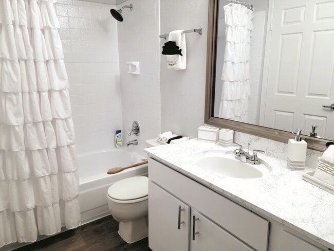 Building Photo - Luxury Features + 6 Weeks Free Rent | Don’...