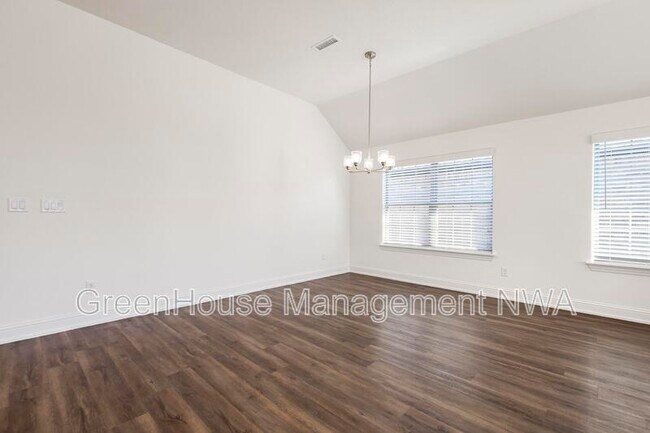 Building Photo - 710 W Jillian St