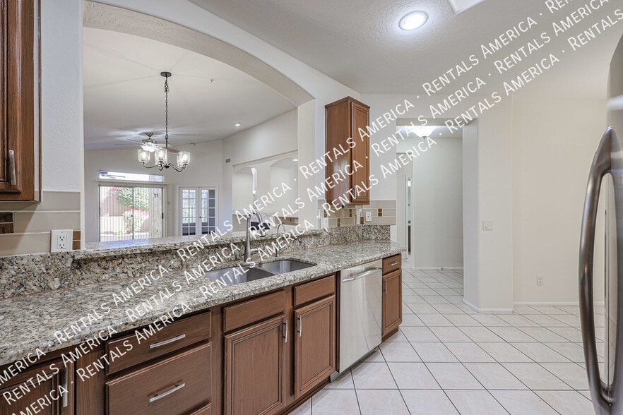 Building Photo - 10232 E Meadow Hill Dr