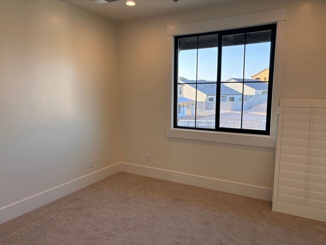 Building Photo - Beautiful 5 bedroom 4 bath in Desert Canyons