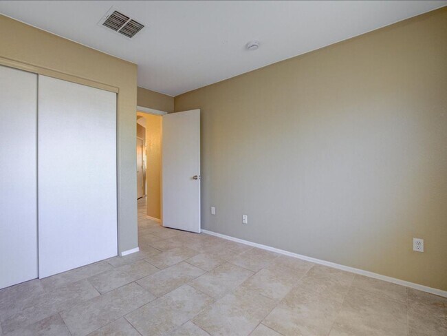 Building Photo - 3 Bedroom 2 Bathroom with Den!