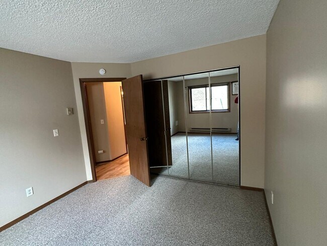 Building Photo - Awesome 2 BR/1 BA Condo in a Great St. Paul Neighborhood!