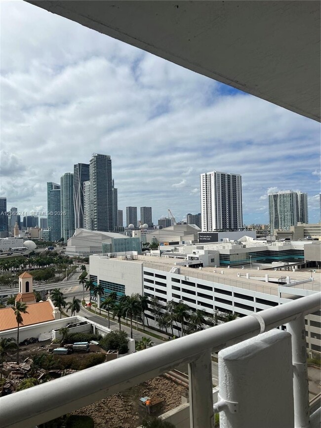 Building Photo - 1717 N Bayshore Dr
