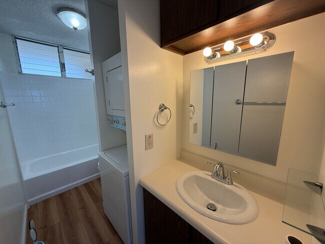 Building Photo - Hale Luana 1 bedroom 1 bath with 1 assigne...