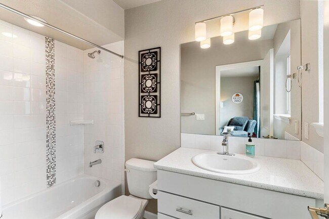 Building Photo - Luxury Townhouse, Minutes from Downtown