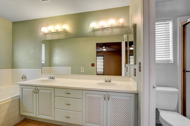 Building Photo - 3 bedroom single story in Desert shores!