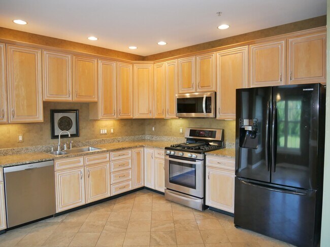 Building Photo - Gorgeous Former Model 4 Bed 2.5 Bath Townh...